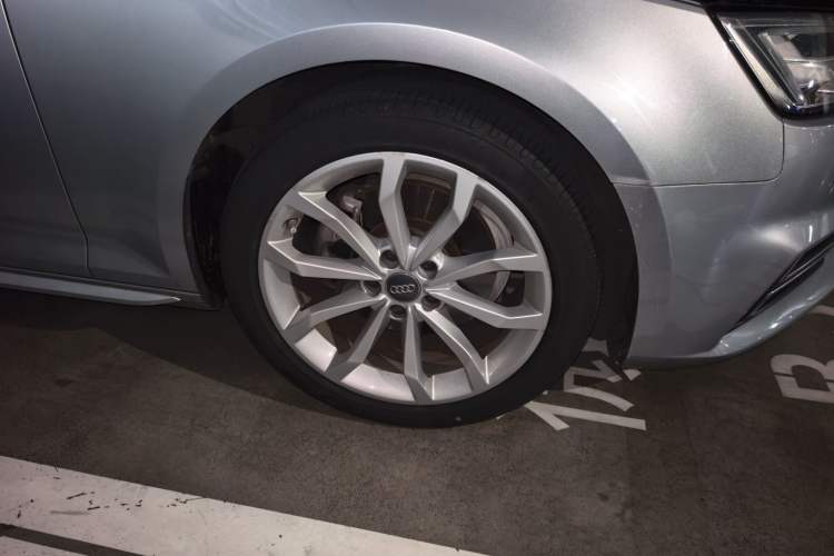 Used Audi A4L 2018 30th Anniversary Edition 40 TFSI Fashion Model Right Front Wheel Hub
