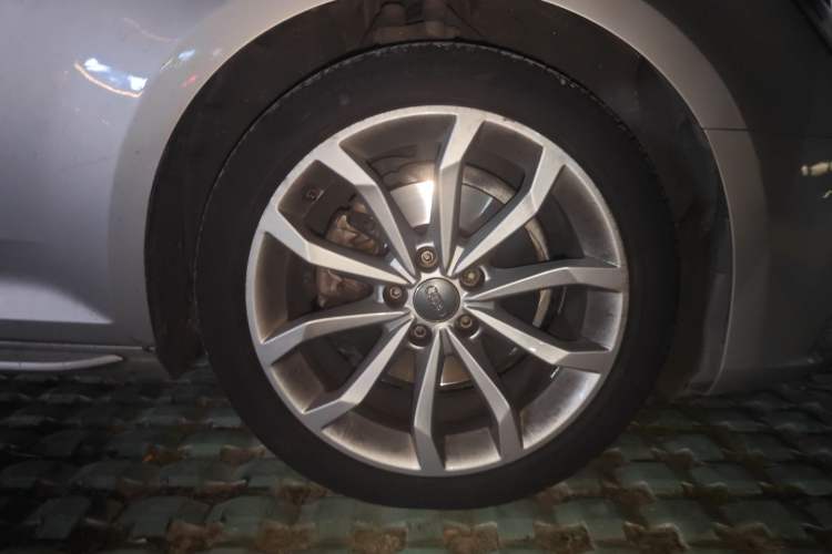 Used Audi A4L 2018 30th Anniversary Edition 40 TFSI Fashion Model Right Front Wheel Hub