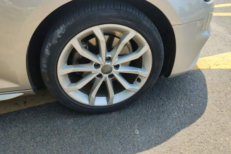 Used Audi A4L 2018 30th Anniversary Edition 40 TFSI Fashion Model Right Front Wheel Hub