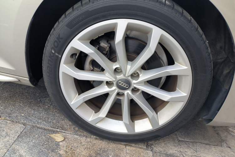 Used Audi A4L 2018 30th Anniversary Edition 40 TFSI Fashion Model Right Front Wheel Hub