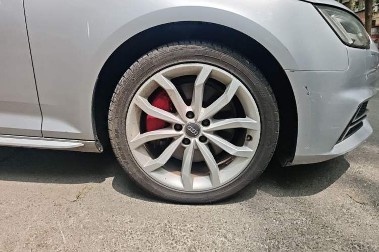 Used Audi A4L 2018 30th Anniversary Edition 45 TFSI quattro Individual Sport Edition Right Front Wheel Hub