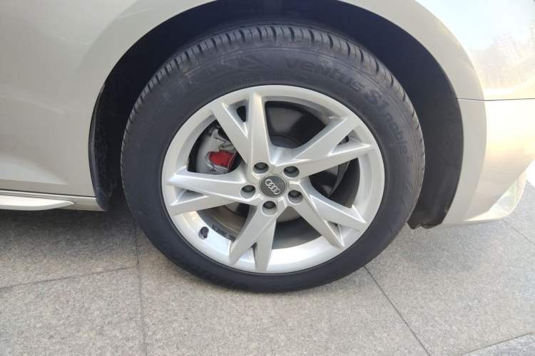 Used Audi A4L 2018 30th Anniversary Edition 40 TFSI Trendy Model Right Front Wheel Hub