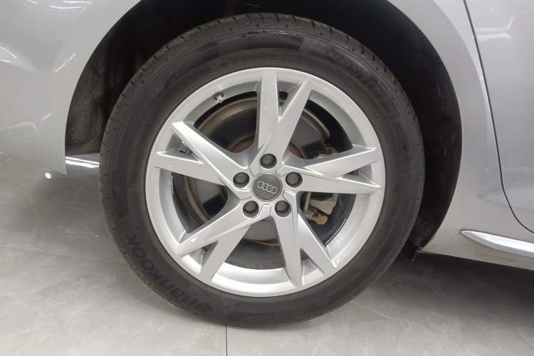 Used Audi A4L 2018 30th Anniversary Edition 40 TFSI Trendy Model Right Rear Wheel Hub