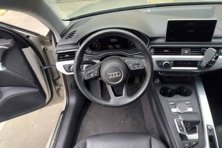 Used Audi A4L 2018 30th Anniversary Edition 40 TFSI Fashion Model Steering Wheel