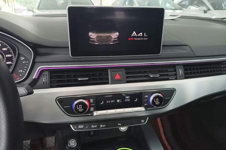 Used Audi A4L 2018 30th Anniversary Edition 40 TFSI Fashion Model Audio And AC Panel