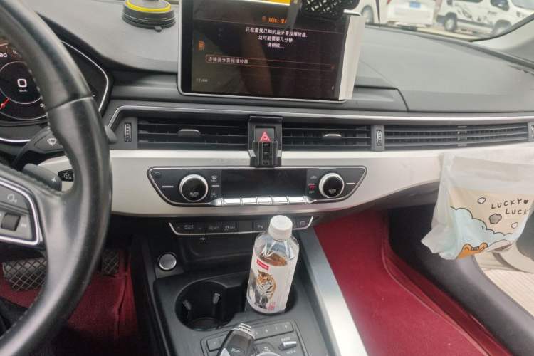 Used Audi A4L 2018 30th Anniversary Edition 40 TFSI Fashion Model Audio And AC Panel