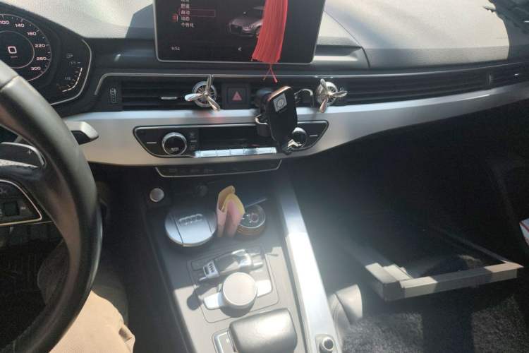 Used Audi A4L 2018 30th Anniversary Edition 40 TFSI Fashion Model Audio And AC Panel
