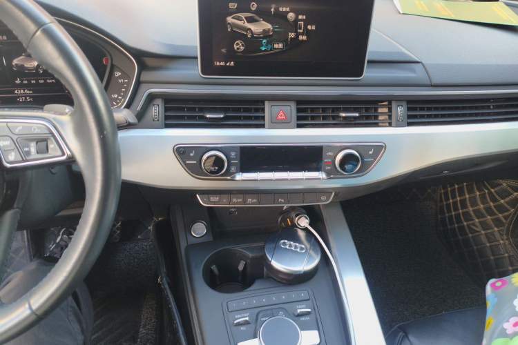 Used Audi A4L 2018 30th Anniversary Edition 40 TFSI Fashion Model Audio And AC Panel