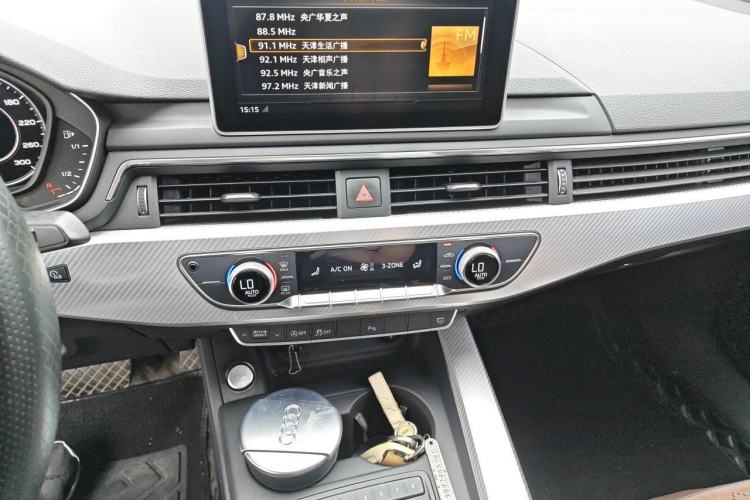 Used Audi A4L 2018 30th Anniversary Edition 40 TFSI Fashion Model Audio And AC Panel