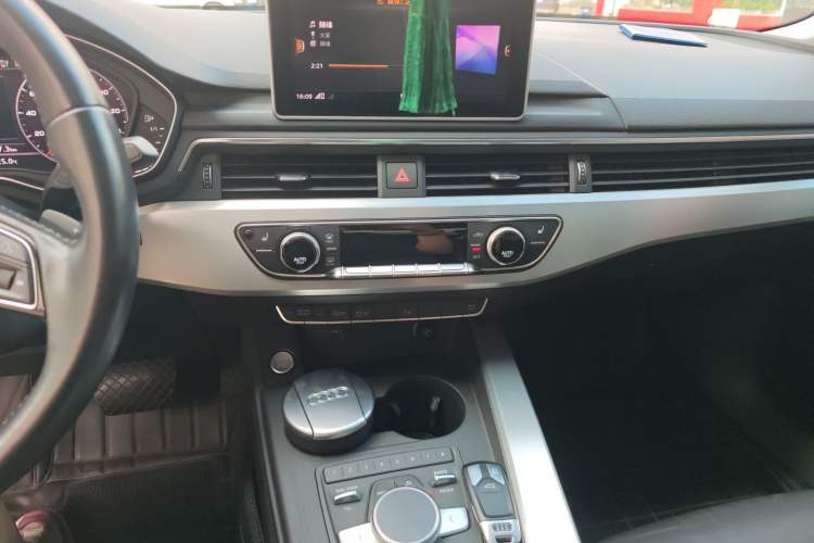 Used Audi A4L 2018 30th Anniversary Edition 40 TFSI Fashion Model Audio And AC Panel