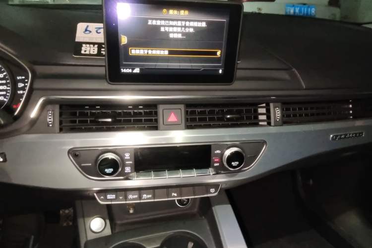 Used Audi A4L 2018 30th Anniversary Edition 45 TFSI quattro Individual Sport Edition Audio And AC Panel