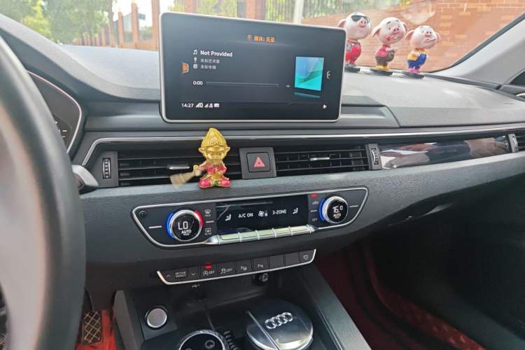 Used Audi A4L 2018 30th Anniversary Edition 40 TFSI Fashion Model Audio And AC Panel