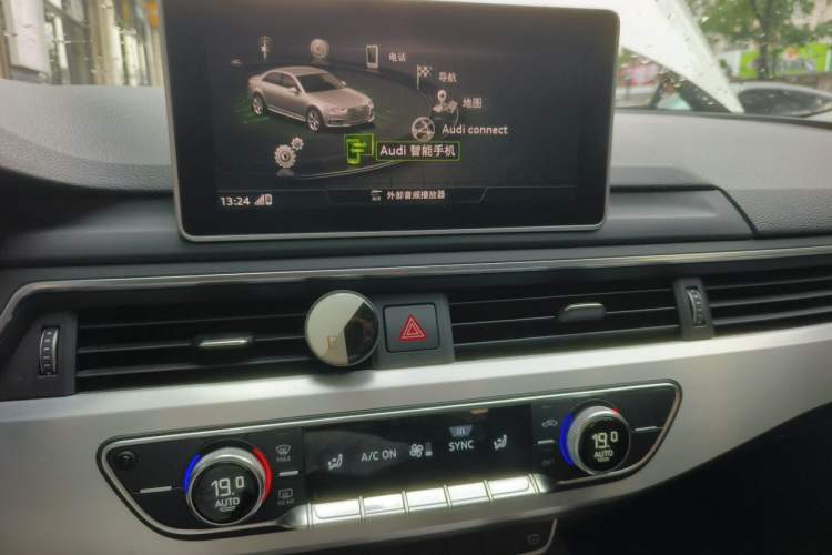 Used Audi A4L 2018 30th Anniversary Edition 40 TFSI Fashion Model Audio And AC Panel