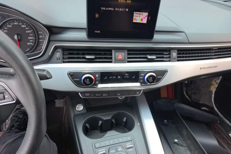 Used Audi A4L 2018 30th Anniversary Edition 45 TFSI quattro Individual Sport Edition Audio And AC Panel