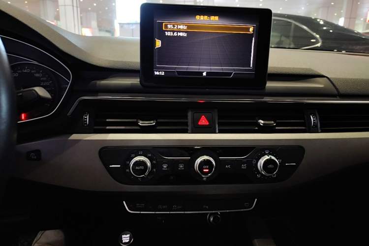 Used Audi A4L 2018 30th Anniversary Edition 40 TFSI Trendy Model Audio And AC Panel