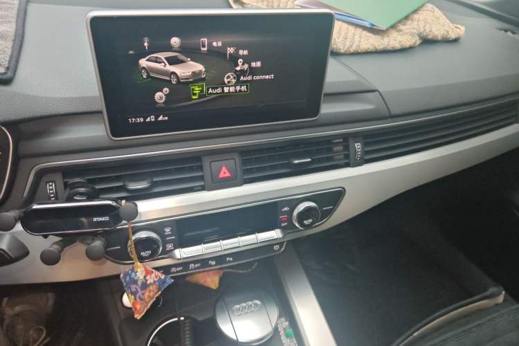 Used Audi A4L 2018 30th Anniversary Edition 40 TFSI Fashion Model Audio And AC Panel