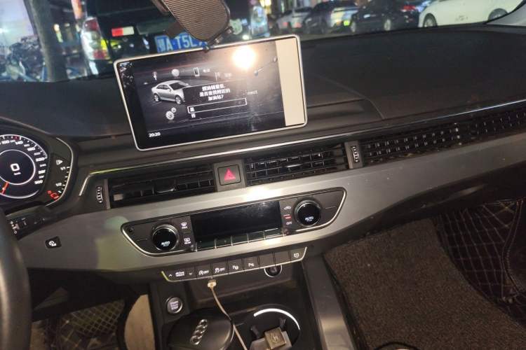 Used Audi A4L 2018 30th Anniversary Edition 40 TFSI Fashion Model Audio And AC Panel