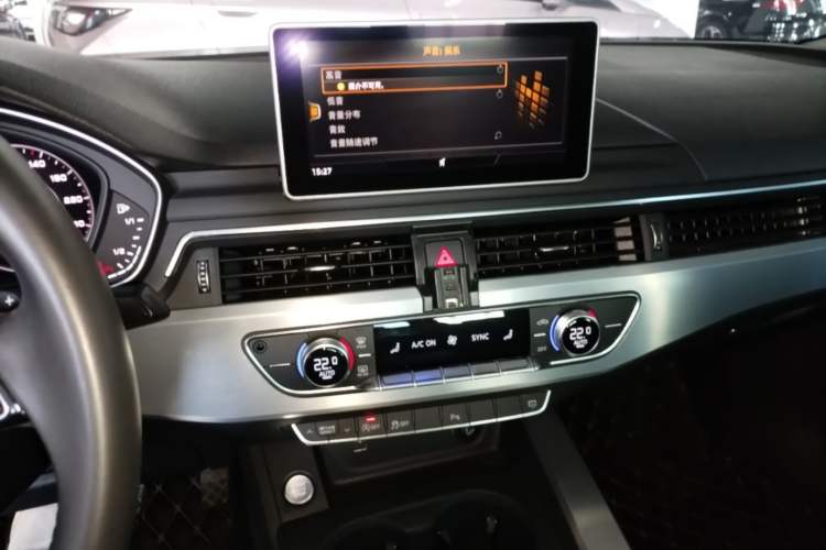 Used Audi A4L 2018 30th Anniversary Edition 40 TFSI Fashion Model Audio And AC Panel