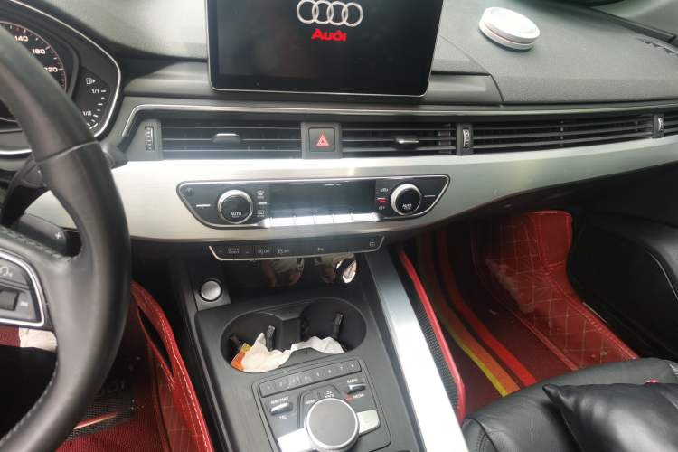Used Audi A4L 2018 30th Anniversary Edition 40 TFSI Fashion Model Audio And AC Panel