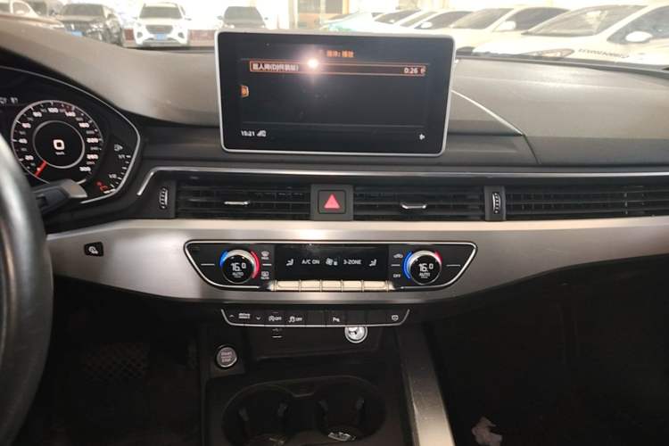Used Audi A4L 2018 30th Anniversary Edition 40 TFSI Fashion Model Audio And AC Panel