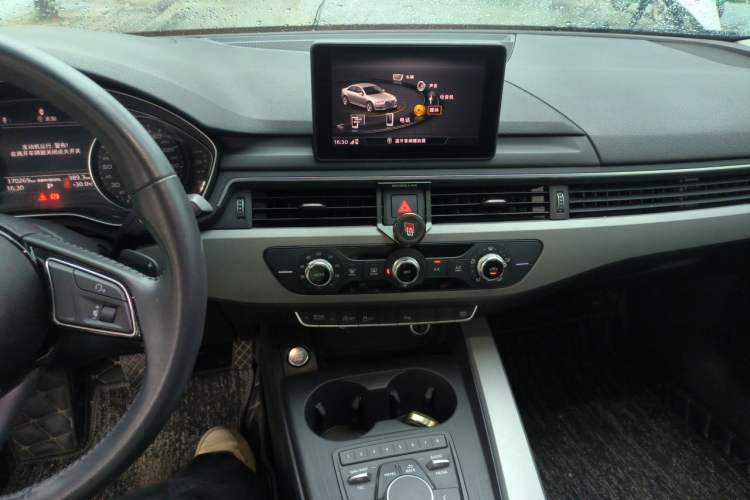 Used Audi A4L 2018 30th Anniversary Edition 40 TFSI Trendy Model Audio And AC Panel