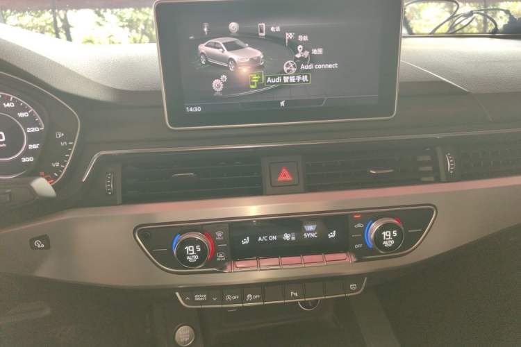 Used Audi A4L 2018 30th Anniversary Edition 40 TFSI Fashion Model Audio And AC Panel