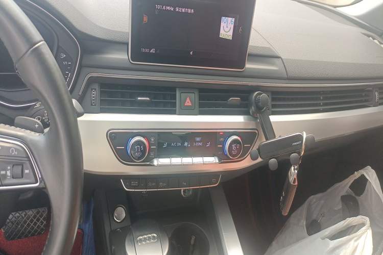 Used Audi A4L 2018 30th Anniversary Edition 40 TFSI Fashion Model Audio And AC Panel
