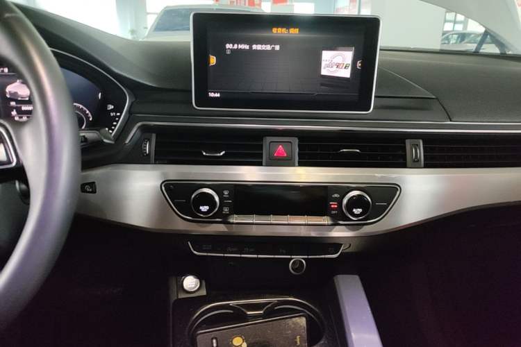 Used Audi A4L 2018 30th Anniversary Edition 40 TFSI Fashion Model Audio And AC Panel