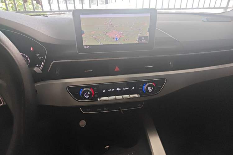 Used Audi A4L 2018 30th Anniversary Edition 40 TFSI Fashion Model Audio And AC Panel