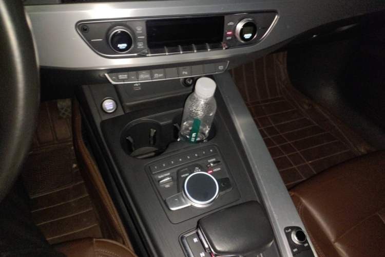 Used Audi A4L 2018 30th Anniversary Edition 40 TFSI Fashion Model Audio And AC Panel