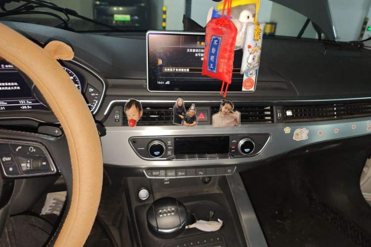 Used Audi A4L 2018 30th Anniversary Edition 40 TFSI Fashion Model Audio And AC Panel