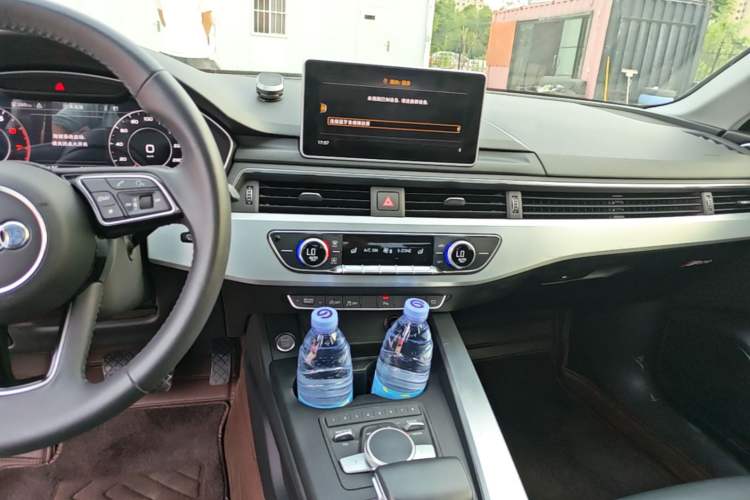 Used Audi A4L 2018 30th Anniversary Edition 40 TFSI Fashion Model Audio And AC Panel