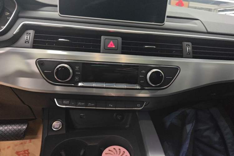 Used Audi A4L 2018 30th Anniversary Edition 40 TFSI Fashion Model Audio And AC Panel