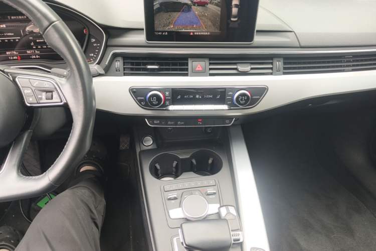 Used Audi A4L 2018 30th Anniversary Edition 40 TFSI Fashion Model Audio And AC Panel