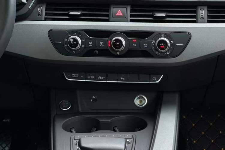 Used Audi A4L 2018 30th Anniversary Edition 40 TFSI Trendy Model Audio And AC Panel