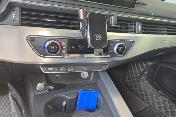 Used Audi A4L 2018 30th Anniversary Edition 45 TFSI quattro Individual Sport Edition Audio And AC Panel