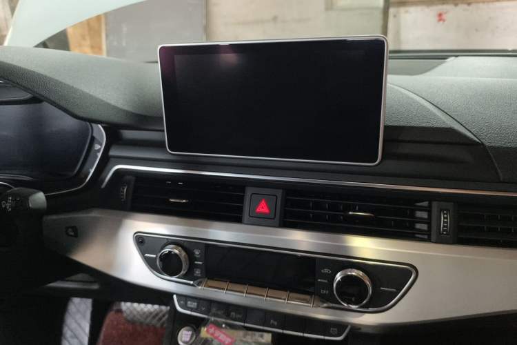 Used Audi A4L 2018 30th Anniversary Edition 40 TFSI Fashion Model Audio And AC Panel