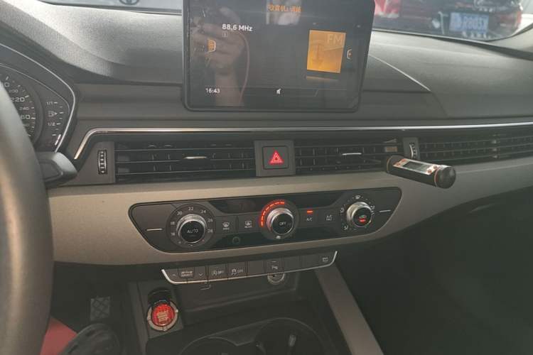 Used Audi A4L 2018 30th Anniversary Edition 40 TFSI Trendy Model Audio And AC Panel