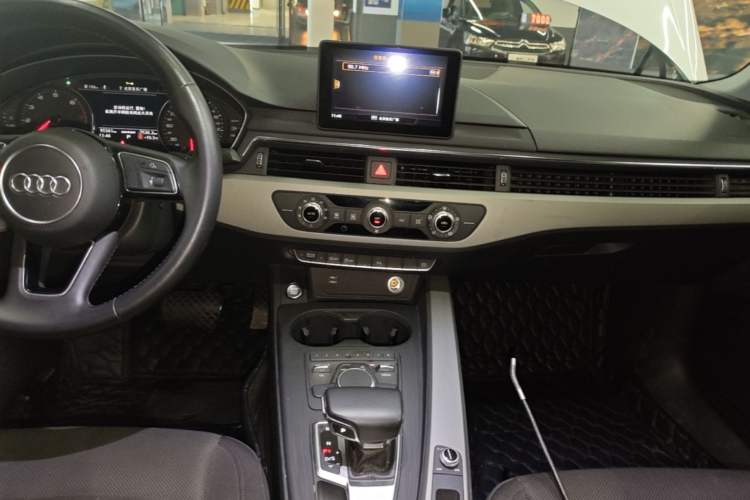 Used Audi A4L 2018 30th Anniversary Edition 40 TFSI Trendy Model Audio And AC Panel