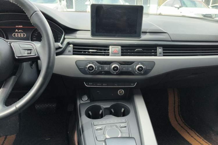 Used Audi A4L 2018 30th Anniversary Edition 40 TFSI Trendy Model Audio And AC Panel