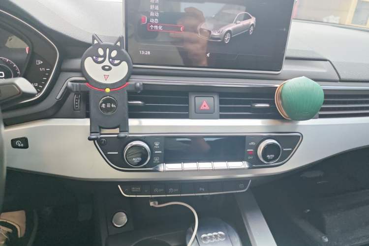 Used Audi A4L 2018 30th Anniversary Edition 40 TFSI Fashion Model Audio And AC Panel