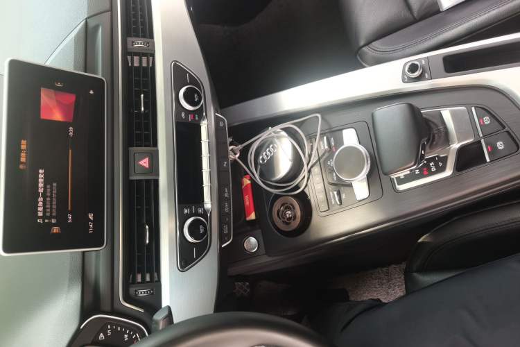 Used Audi A4L 2018 30th Anniversary Edition 40 TFSI Fashion Model Audio And AC Panel