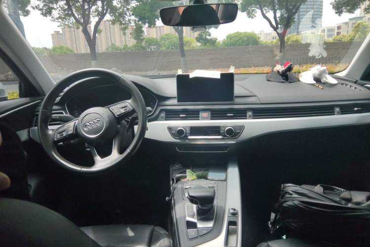 Used Audi A4L 2018 30th Anniversary Edition 40 TFSI Fashion Model Center Console