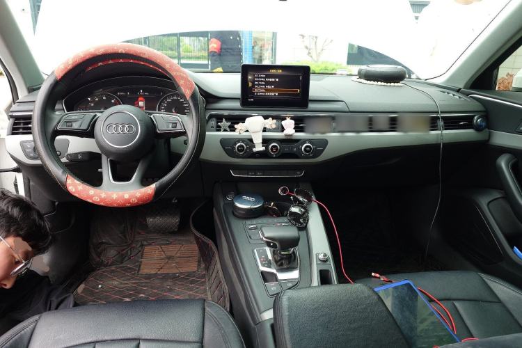 Used Audi A4L 2018 30th Anniversary Edition 30 TFSI Ambition Model Center Console