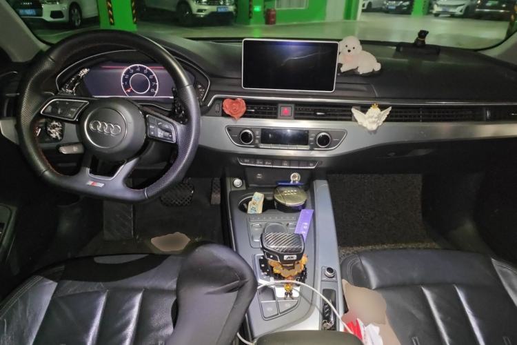 Used Audi A4L 2018 30th Anniversary Edition 40 TFSI Fashion Model Center Console