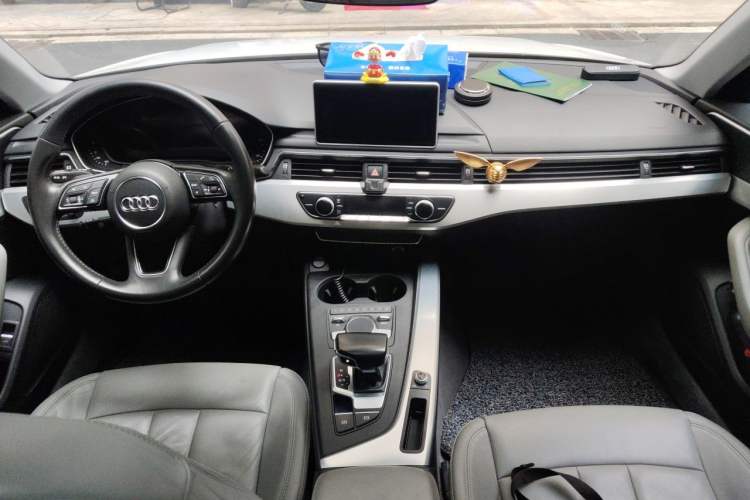 Used Audi A4L 2018 30th Anniversary Edition 40 TFSI Fashion Model Center Console