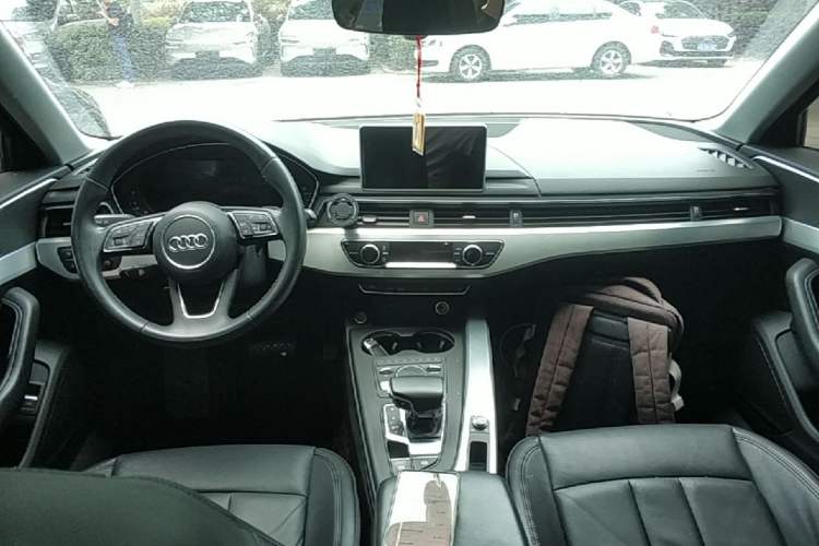 Used Audi A4L 2018 30th Anniversary Edition 40 TFSI Fashion Model Center Console