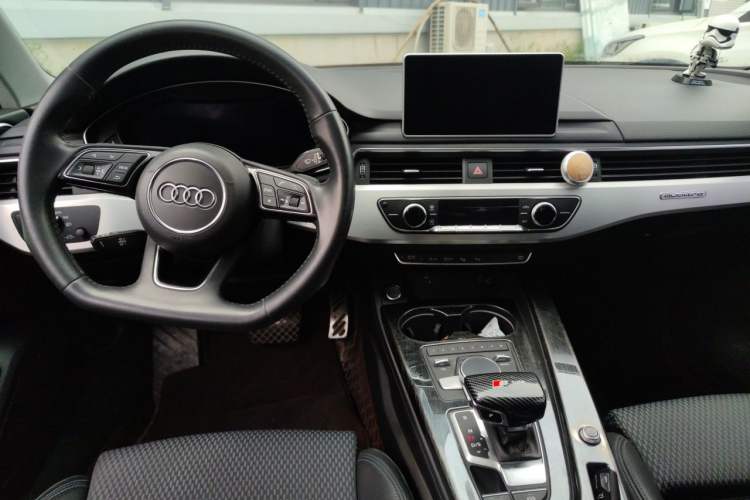 Used Audi A4L 2018 30th Anniversary Edition 45 TFSI quattro Sport model Center Console