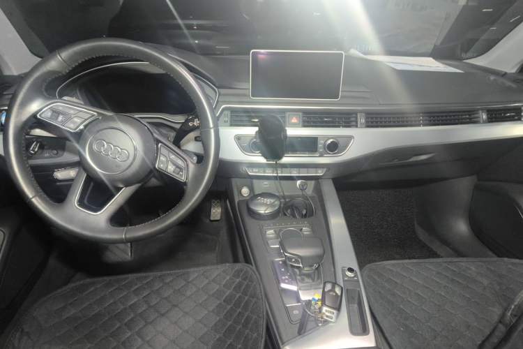 Used Audi A4L 2018 30th Anniversary Edition 40 TFSI Fashion Model Center Console