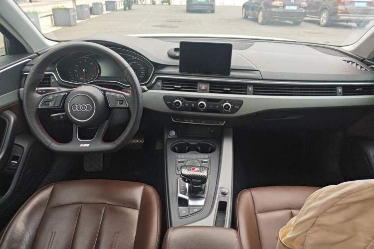 Used Audi A4L 2018 30th Anniversary Edition 40 TFSI Trendy Model Center Console